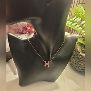 H FASHION NECKLACE IN GOLD AND PINK